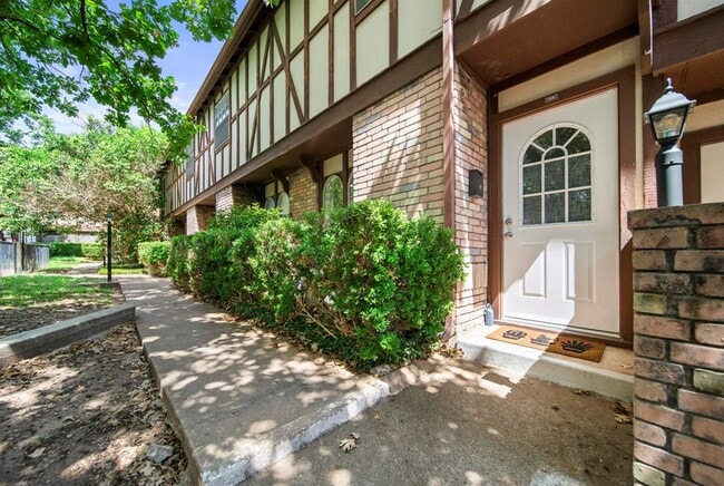 Building Photo - 7409 Shadow Hill Dr
