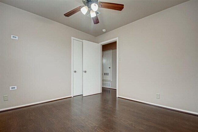 Building Photo - 8518 Forum Dr