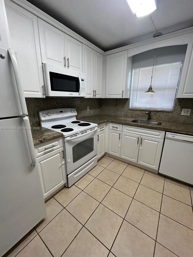 Foto del edificio - 21906 Lake Forest Cir