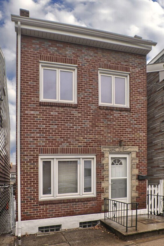 Foto principal - Charming 3 bed, 2 bath, south side flats h...