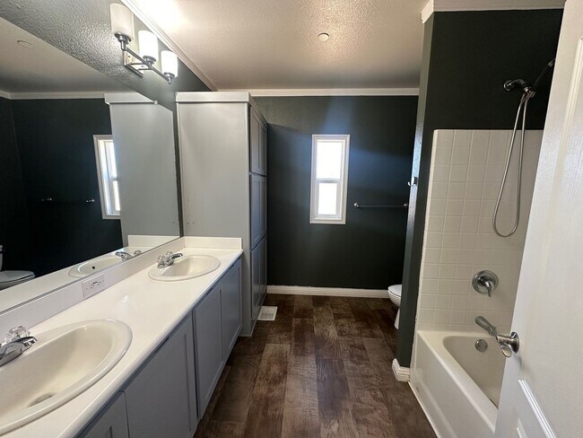 Building Photo - Like New 1 Story Home With Large Lot