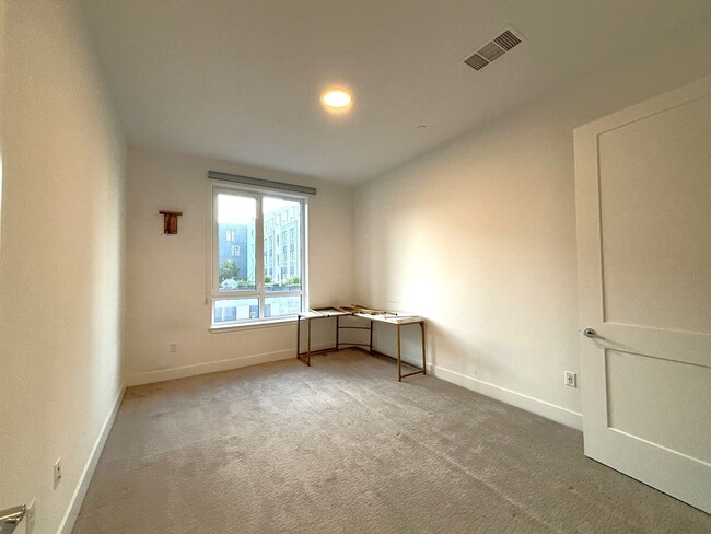 Building Photo - Luxurious 2 Bed 2 Bath Condo in Fremont! R...
