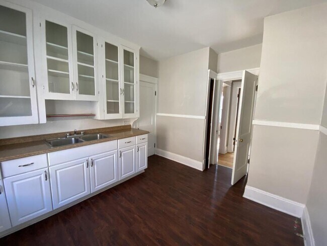 Building Photo - 10113 Almira Avenue #Up