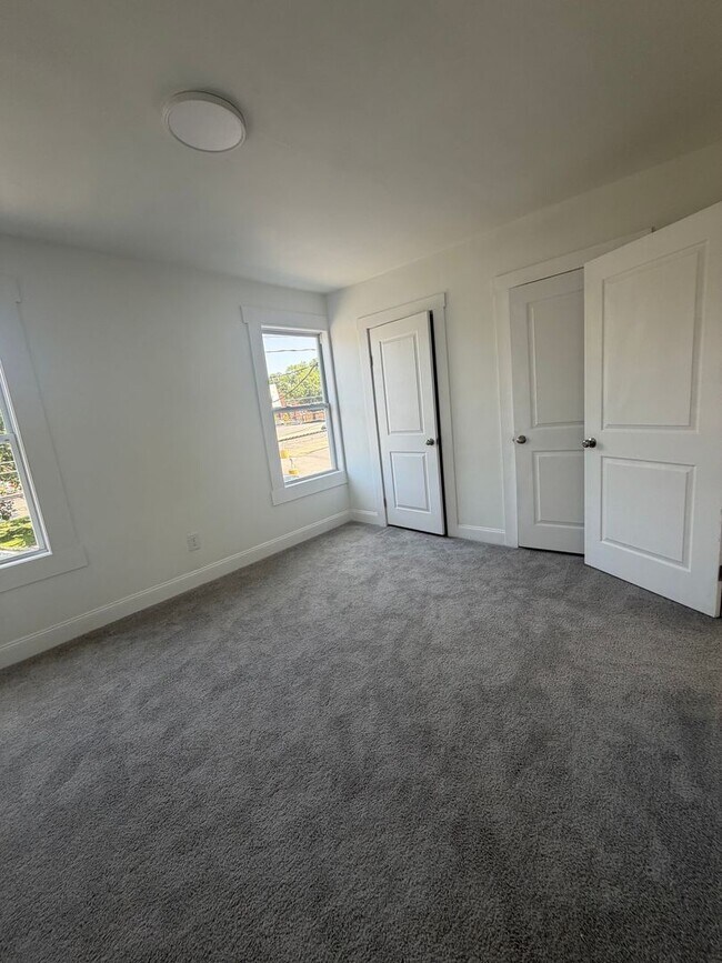 Building Photo - Fully Remodeled 4/5 Bedroom, 2 Bath Home Townhome in desirable West End Lancaster