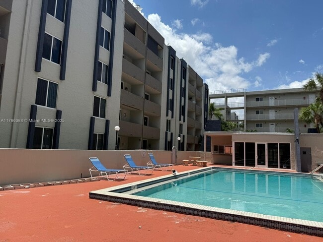 Foto del edificio - 10000 NW 80th Ct