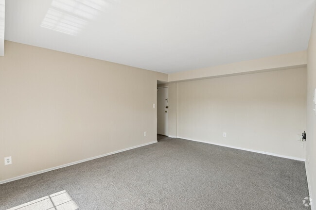 1BR, 1BA - 669SF - Living Room - Park Naylor