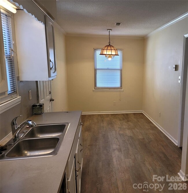 Building Photo - 5323 Chestnut Lake Dr