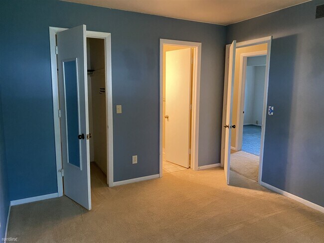 Building Photo - 3 br, 2 bath Duplex - 4740 Norfolk Cir Nor...