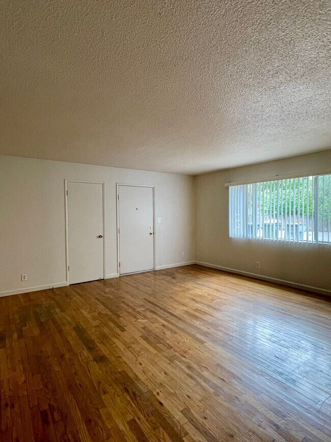 Foto del edificio - 2 BED 1.5 BATH SINGLE DUPLEX