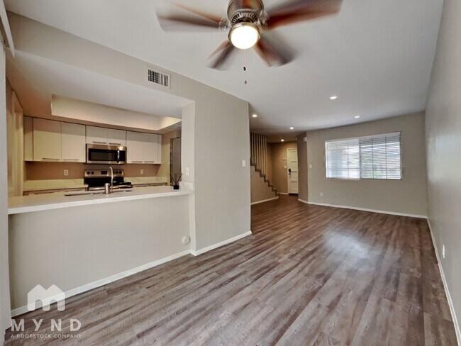 Building Photo - 1404 La Jolla Dr