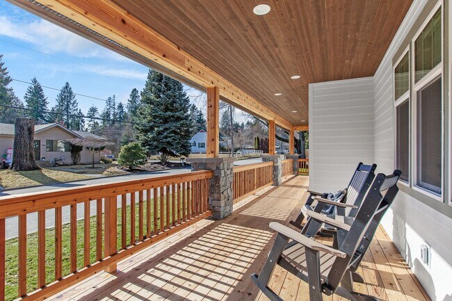 Building Photo - Fully Furnished Home