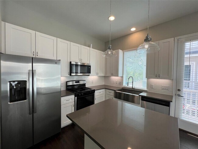 Building Photo - 5610 Patrick St