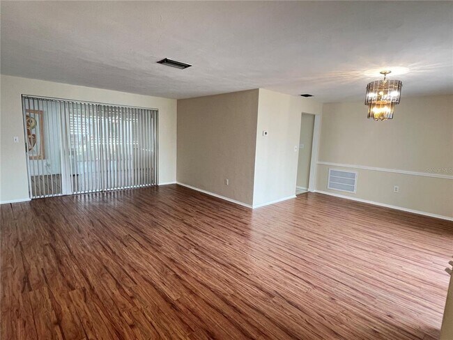 Building Photo - 4216 Hillsdale Dr