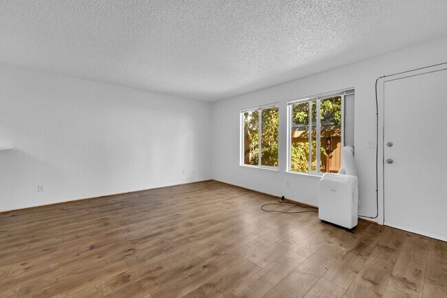 Building Photo - Townhouse Ready for Occupancy