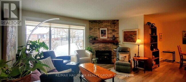 Photo du bâtiment - 216 Equestrian Dr