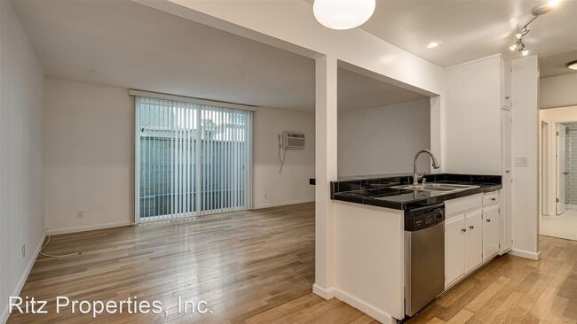 Building Photo - 2542 N Beachwood Dr