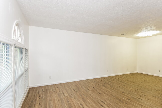 Building Photo - 1305 Sweet Pine Dr