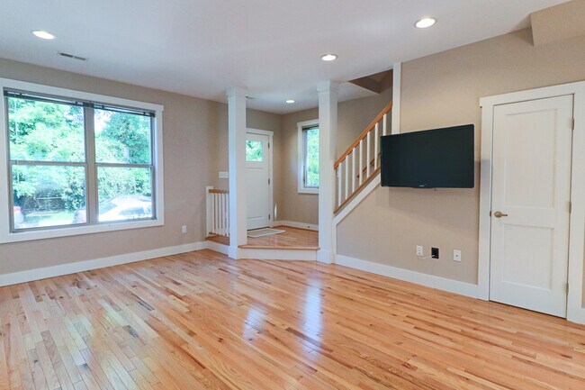 Entryway - 406 Dobson St