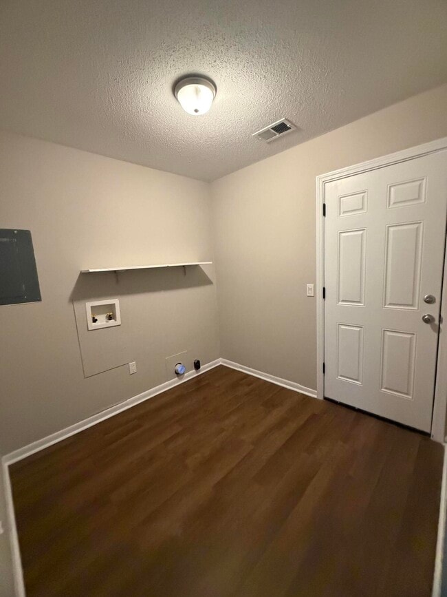 Building Photo - 124 Hampton Dr