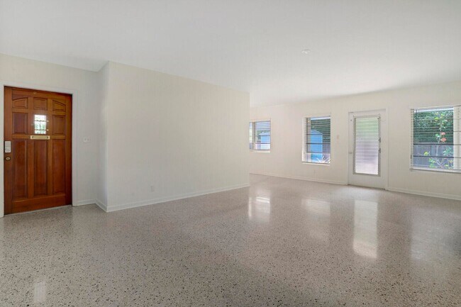 Building Photo - 3410 Poinsettia Ave