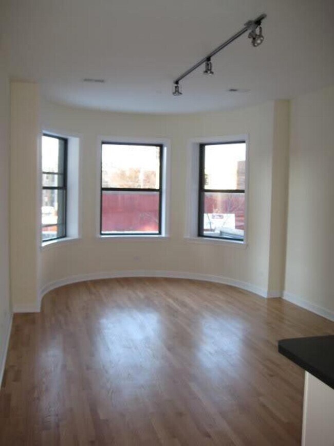 Building Photo - 4751 N Sheridan Rd