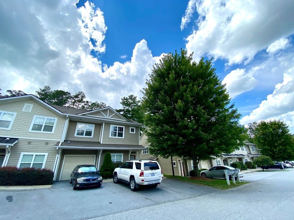 Foto principal - 3/2 End Unit Condo in Fletcher with Pool A...