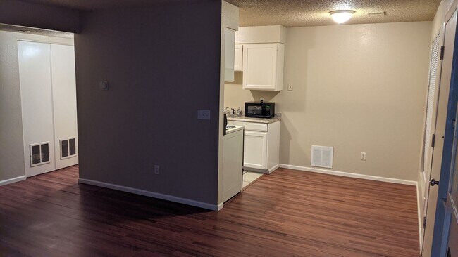 Foto del edificio - NICE 2-BEDROOM, 2-BATHROOM TOWNHOME WITH F...