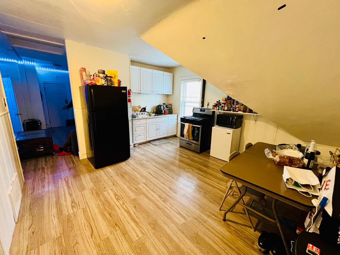 9 Preston St Unit 3, Providence, RI 02906 Apartments in Providence