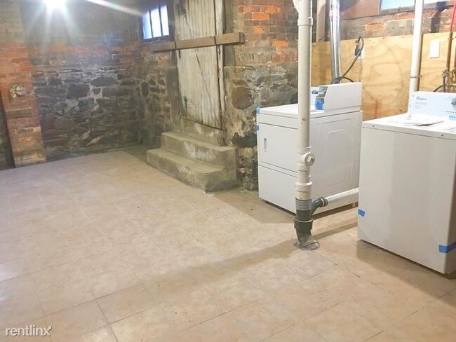 Building Photo - 2 br, 1 bath Apartment - 14 Moreland St