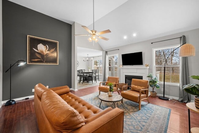 Building Photo - Pet Friendly, Bonus Room and Fenced Backyard!