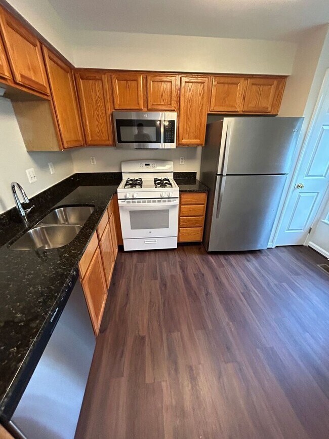 Foto del edificio - 3 BED + 3 Bath - Brick front townhome in P...