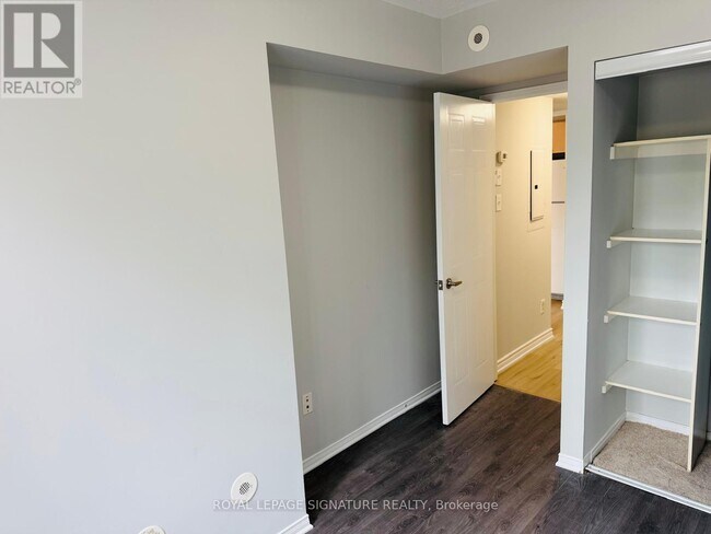 Photo du bâtiment - 2285 Bur Oak Ave