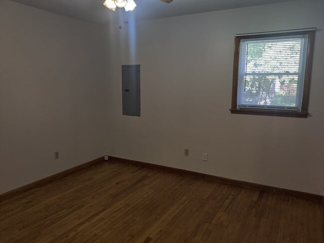 Foto del edificio - House with HUGE storage barn on 25 acres