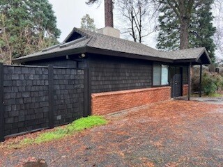 Foto del edificio - 12800 Ridge Rd