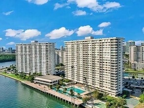 Building Photo - 500 Bayview Dr