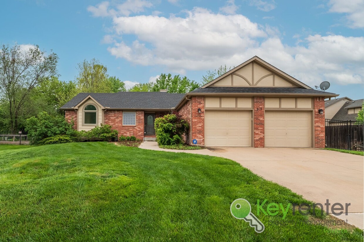 Foto principal - Beautiful 4 bed/3 bath with golf course vi...