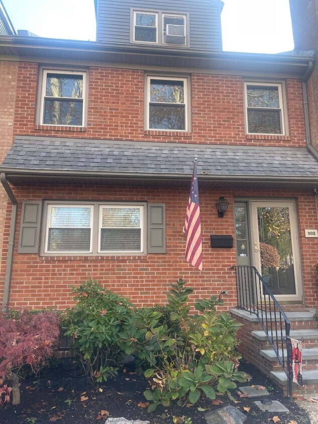 Primary Photo - Lovely Townhome in Bancroft Village