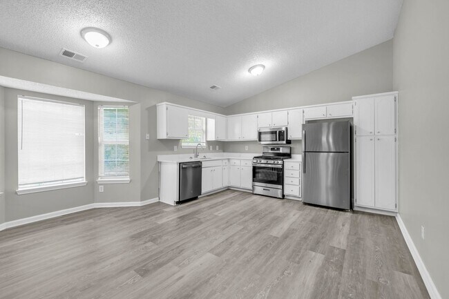 Foto del edificio - Welcome to your beautifully refreshed home in Hampton, where comfort, style, and convenience come...