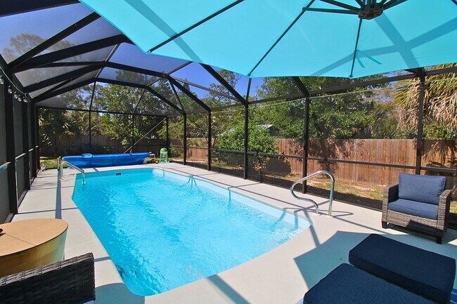 Foto del edificio - 3 Bed, 2 Bath Furnished Home With Screened...