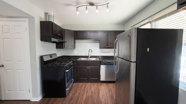 Foto del edificio - 5833 W Irving Park Rd