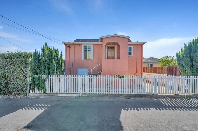 Building Photo - 735 2nd Ln