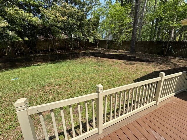 Building Photo - Fenced yard!