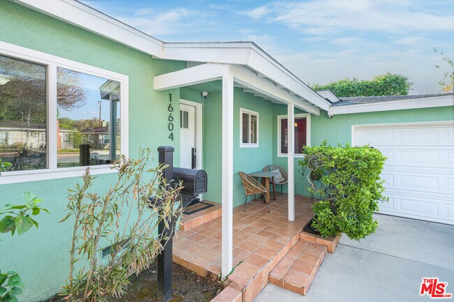 Foto del edificio - 16604 Gilmore St