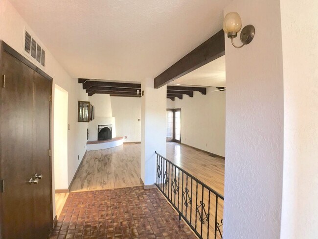 Foto del edificio - Spacious 2BR/2BA located on Golf Course in Rio Communities. Hardwood floors in living space. 2 Ca...