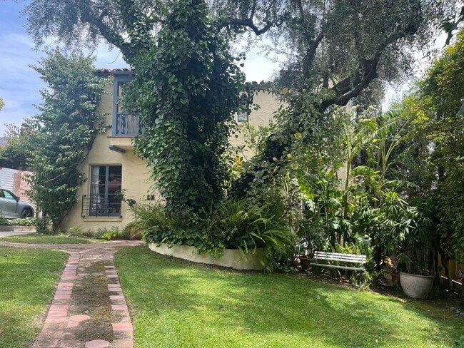 Building Photo - Charming Studio House in Glendale