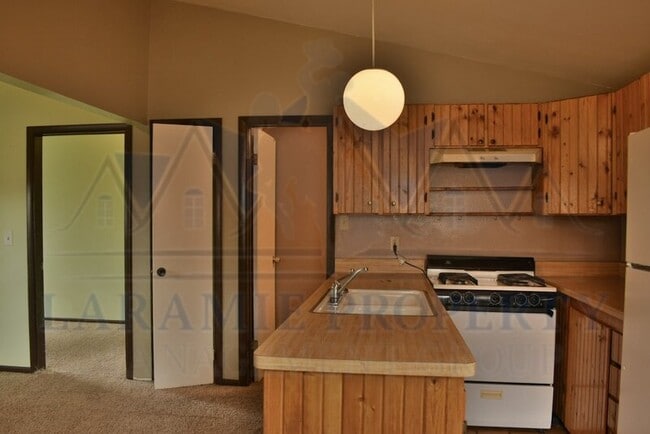 Building Photo - 459 N Cedar St