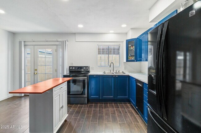Foto del edificio - 2724 W McLellan Blvd