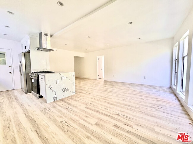 Building Photo - 121 Crescent Dr
