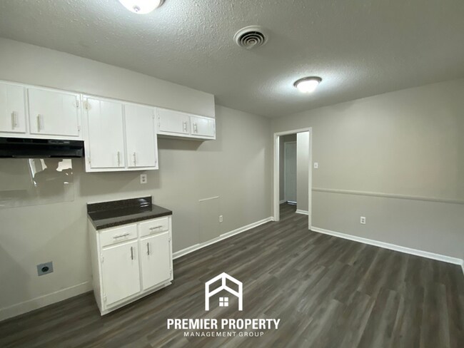 Foto del edificio - NEWLY RENOVATED 3BR/2BA Raleigh Home | High Ceilings, Hardwood Floors & 2-Car Garage