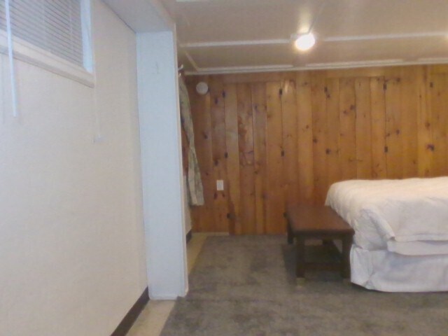 La pared se abre al armario - 102 W College St